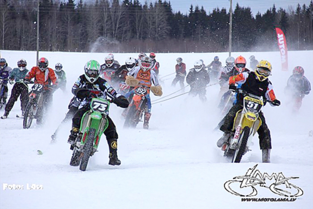Spītējot putenim un asajam vējam, trasē devās lielāki un mazāki motobraucēji un skijoringa meistari.
Autors:  no motolama.lv