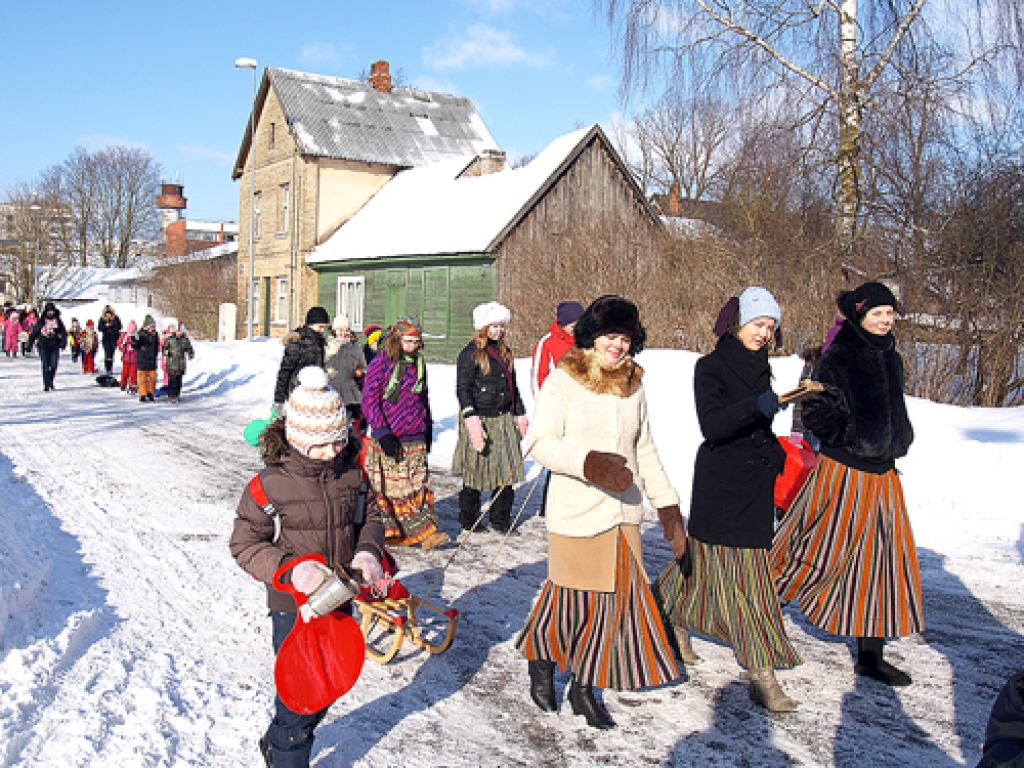 Raibi tērptais, līksmais un trokšņainais ķekatu gājiens aicināja uz Divkalniņu visus Meteņu svinētājus.
Autors: Madara Ērgle