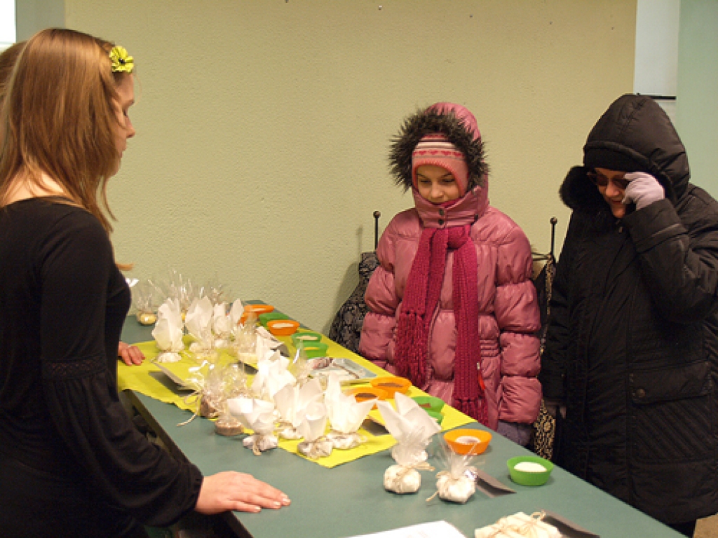 Iecavas vidusskolas mācību firma «Burbuļbrīze» saņēma atzinību kā videi draudzīgu produktu ražotāja un jau ierasti baudīja pircēju uzmanību.
Autors: Madara Ērgle