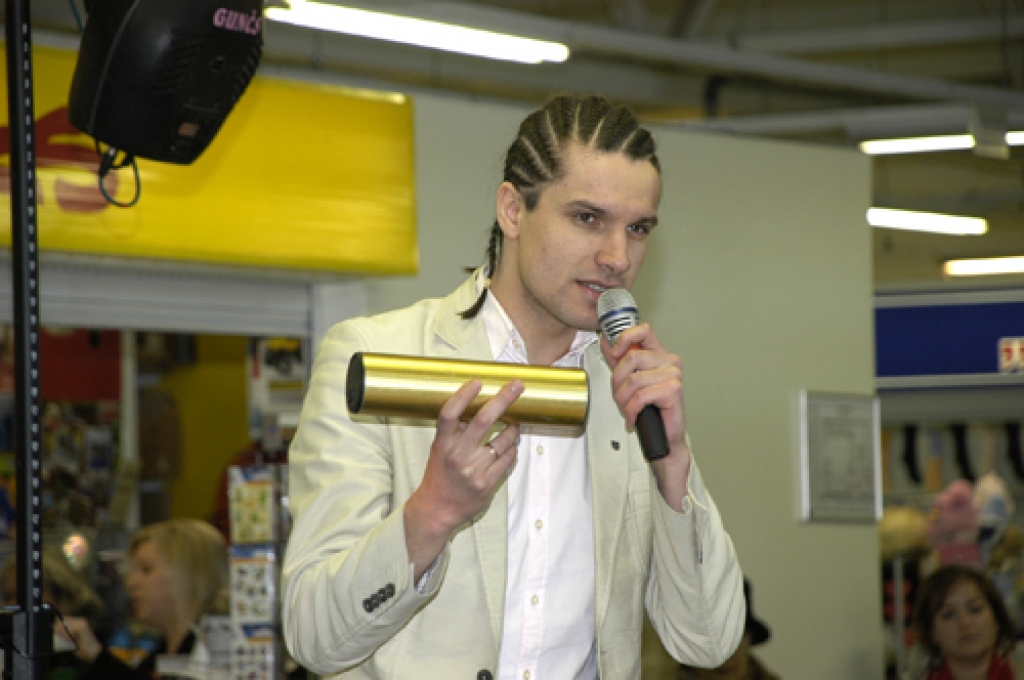 Andris Ērglis baušķeniekiem dzied veikalā 