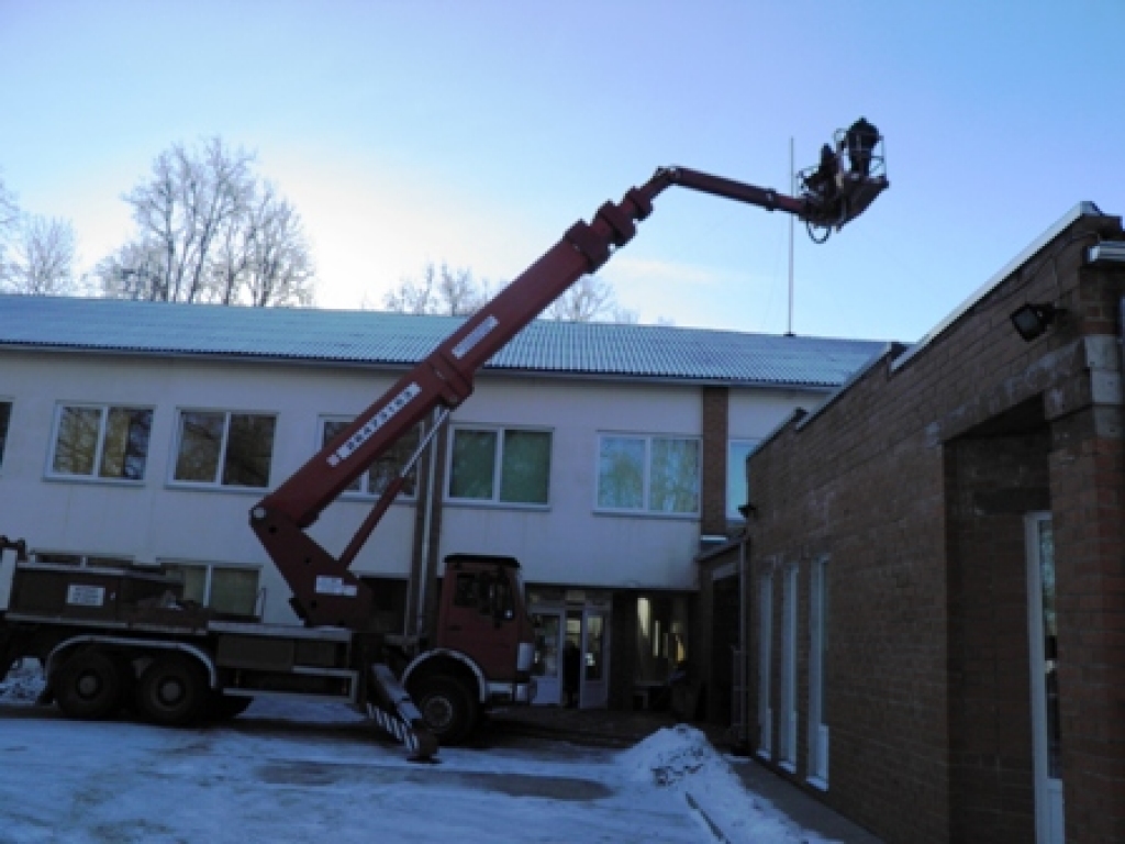 Mēģinājumi labot vēja postīto antenu Brunavā.
Autors: Baiba Marčenkova