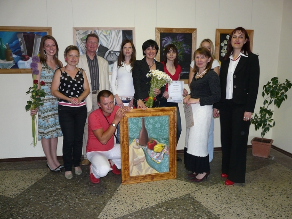 Vecumnieku mūzikas un mākslas skolas pieaugušo gleznošanas studijas dalībnieki. 
Autors: no Vecumnieku mūzikas un mākslas skolas albuma.