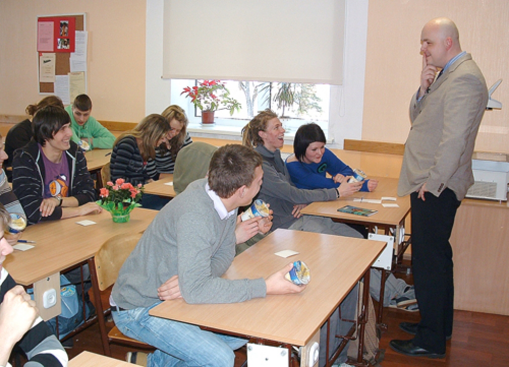 «Atcerieties Sprīdīti! Laime ir tur, kur mācēsit radīt tādu vidi, kurā jutīsities labi,» Vecumnieku vidusskolas 12. klašu audzēkņiem sacīja SIA «Pure Food» valdes priekšsēdētājs Aigars Balodis.
Autors: Žanna Zālīte