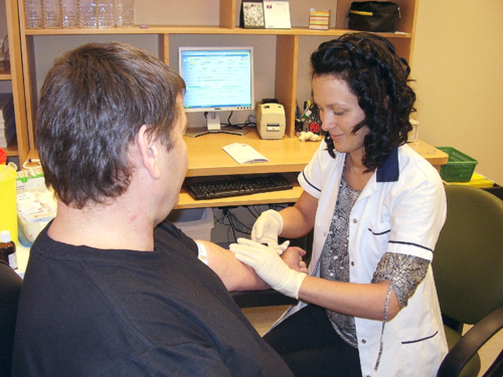 E. Gulbja laboratorijas paraugu pieņemšanas punktā Bauskā pirmais analīzes nodeva ģimenes ārstes Inesas Zaderņukas pacients Valērijs Domkovs. Viņš atzīst, ka laborantei Kristīnei Goževicai ir viegla roka.
Autors: Inga Muižniece