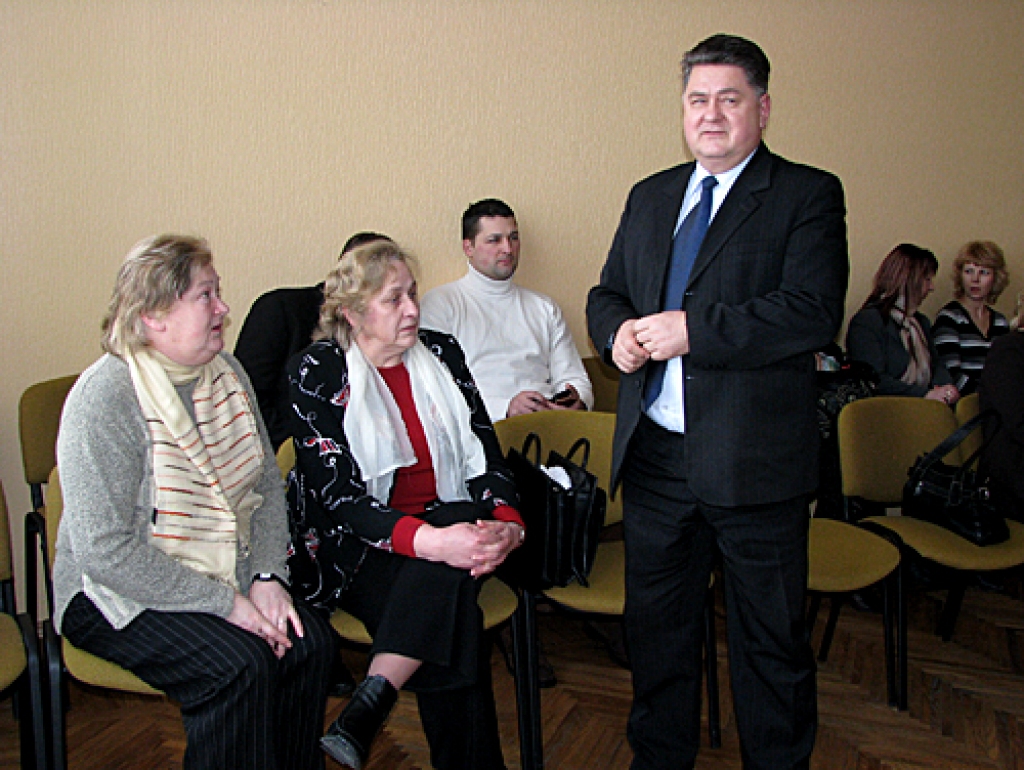 Pirms izglītības, kultūras un sporta lietu komitejas sēdes Mežotnes internātvidusskolas direktorei Sarmītei Ulnicānei (otrā no kreisās) neizdodas mainīt deputāta Jāņa Rumbas viedokli. Viņš balso par skolas slēgšanu.
Autors: Vilnis Auzāns