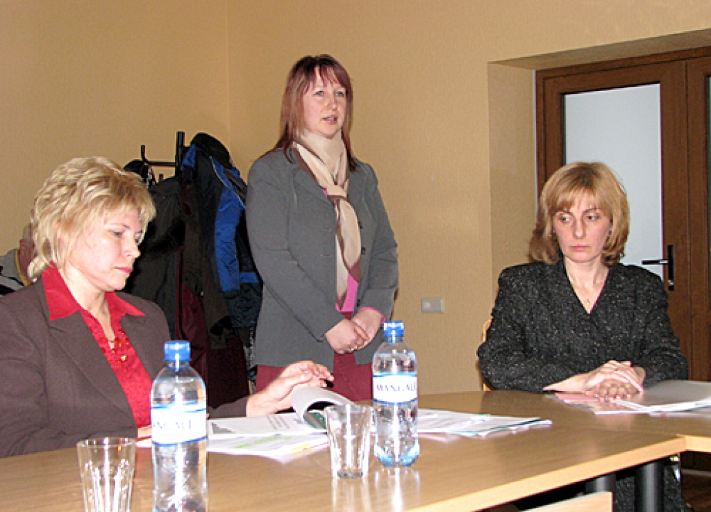 Pārliecināt par skolas pastāvēšanu Izglītības pārvaldes vadītāju Aiju Spriņķi (no kreisās) un deputātus Bauskas pilsētas Kristīgās pamatskolas direktorei Inesei Lavrinovičai (no labās) palīdz skolotāja Ilze Ponomarjova. 
Autors: Vilnis Auzāns