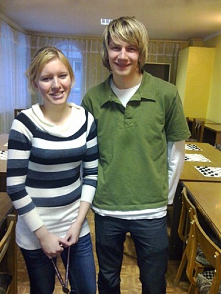 Bauskas 1. vidusskolas sacensību dambretē 10. - 12. klasēm uzvarētāji Anete Putele un Toms Jurevičs. 
Autors: no Bauskas 1. vidusskolas mājas lapas. 