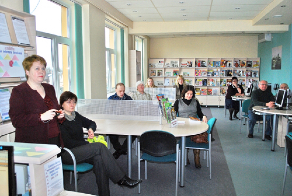 Bauskas Centrālajā bibliotēkā Ērika Pelcere (priekšplānā no kreisās) lietotājiem prezentē sadzīvē noderīgu materiālu par drošības faktoriem virtuālajā vidē.
Autors: Uldis Varnevičs