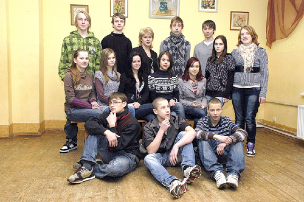 Vecsaules pamatskolas 9. klasē mācās: Kristaps Adakovskis, Emīls Barauskis, Ingus Eiduks, Agnese Elmane, Monta Kalniņa, Zaiga Kluine, Edijs Krūmiņš, Sanita Kublinska, Ruta Lutika, Gunārs Mešķis, Gune Mīlgrāve, Una Rozenfelde, Toms Štrāls un Ulvis Vitkovskis. Fotografēšanās brīdī klāt nebija Zinta Elksnīša, Jāņa un Mārtiņa Podžus.
Autors: Ivars Bogdanovs