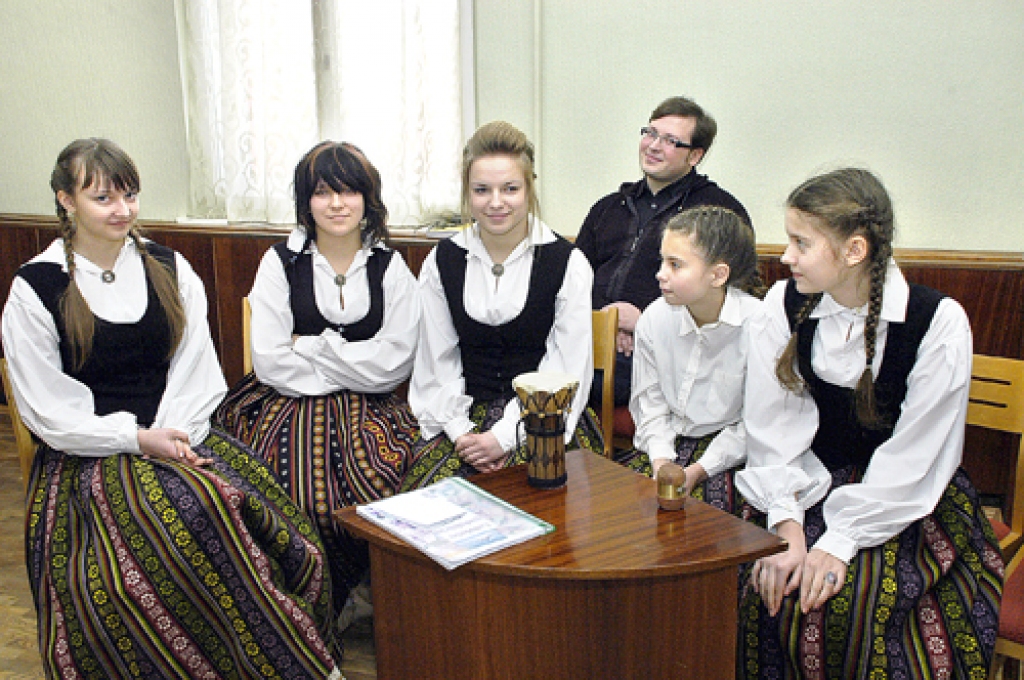 Uzvaras vidusskolas meiteņu komanda – Liene Gavrilka (no kreisās), Līga Stankeviča, Sintija Landorfa, Madara Timošenko un Melisa Upeniece, kā arī viņu skolotājs Jānis Rotšteins. 
Autors: Ivars Bogdanovs