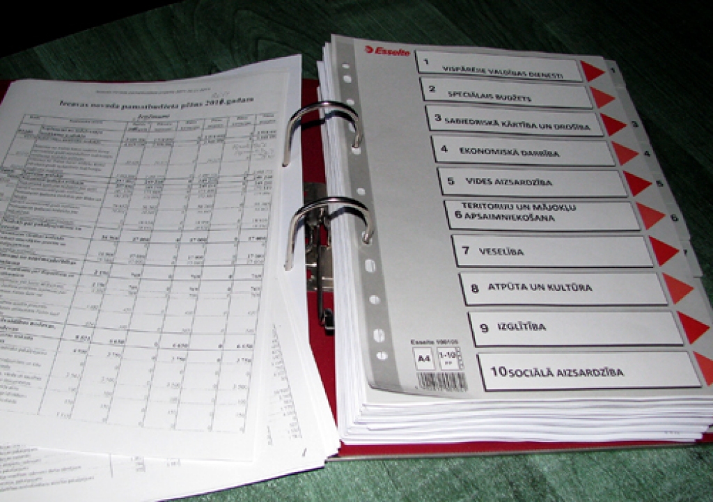 Vairāku simtu lappušu biezais Iecavas novada 2011. gada budžets divreiz izvērtēts finanšu komiteju sēdēs, taču domes sēdē 8. februārī tas vēl netiks apstiprināts.
Autors: Vilnis Auzāns