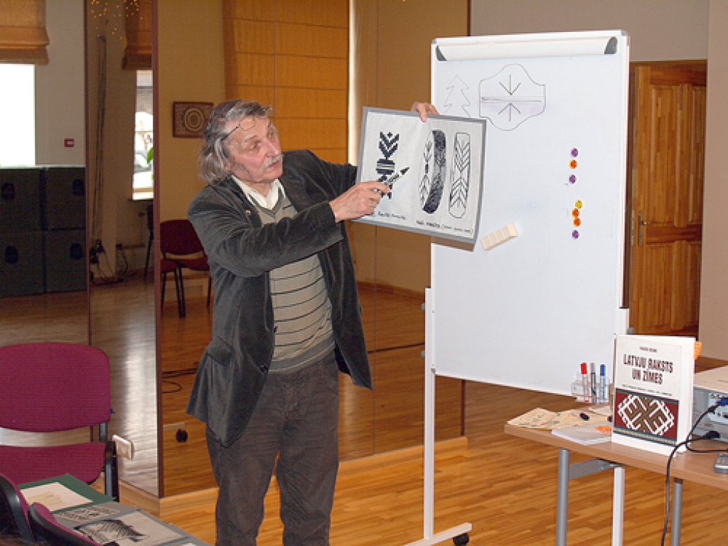 Valdis Celms rāda baltu zīmju vienotības piemēru – egles elements uz prūšu cirvja, kas tapis 800. – 500. gadus pirms mūsu ēras.
Autors: Antra Ērgle