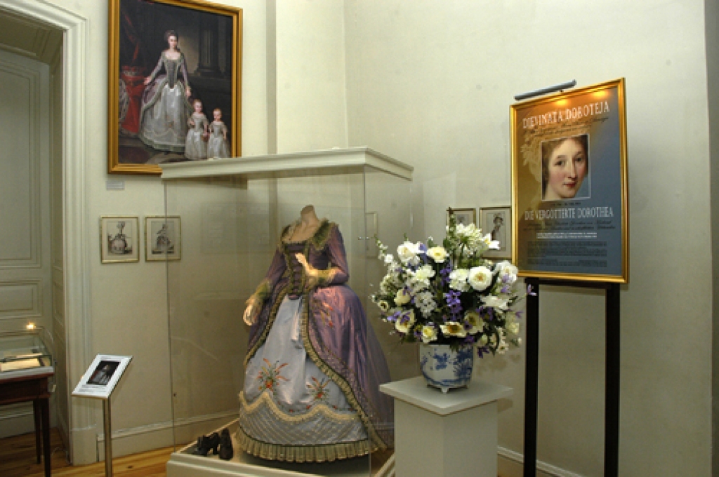 Rundāles pils muzejā 3. februārī atklāja tematisku izstādi «Dievinātā Doroteja». Tā ir veltīta Kurzemes pēdējai hercogienei Annai Šarlotei Dorotejai fon Bīronai. Izstādes atvēršana notika hercogienes 250 gadu atceres dienā. 
Autors: Ivars Bogdanovs