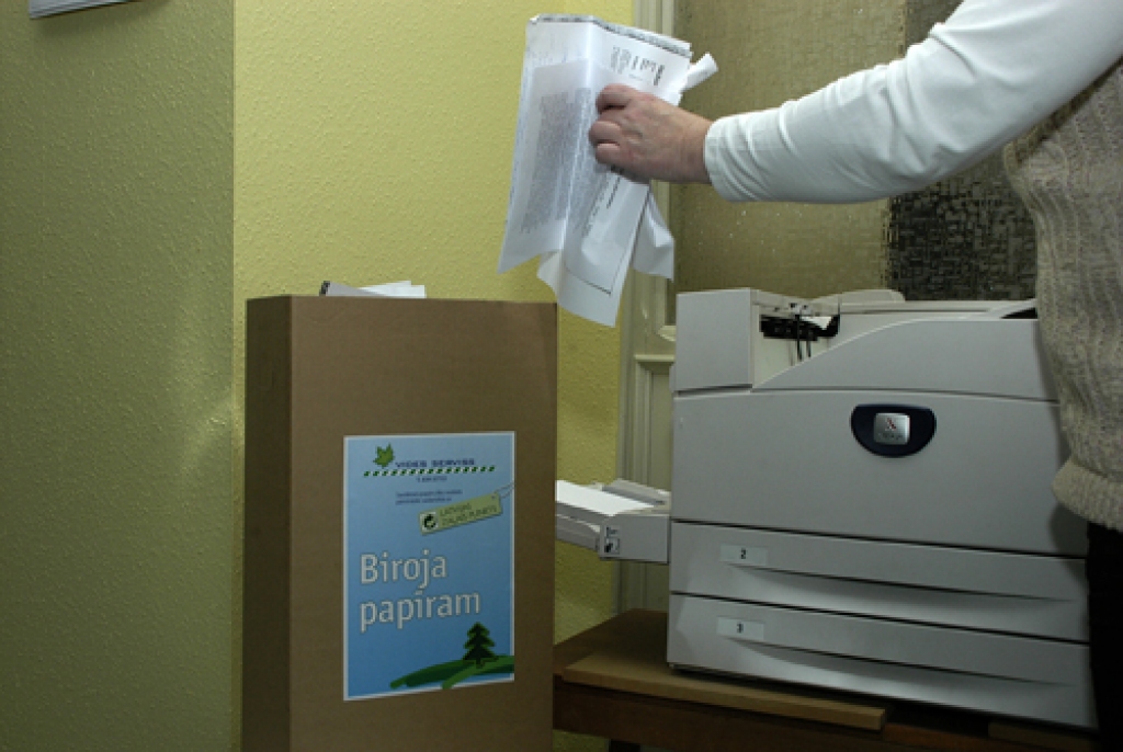 Rūpes par vides saudzēšanu sāktas arī laikraksta «Bauskas Dzīve» redakcijā. Izlietotais papīrs tiek savākts īpašās kartona kastēs, un tad to nodod pārstrādei. 
Autors: Ivars Bogdanovs