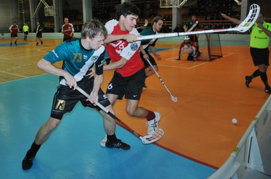 Toms Mengots (76. numurs) pie borta cīnās par bumbiņu. 
Autors: Uldis Varnevičs