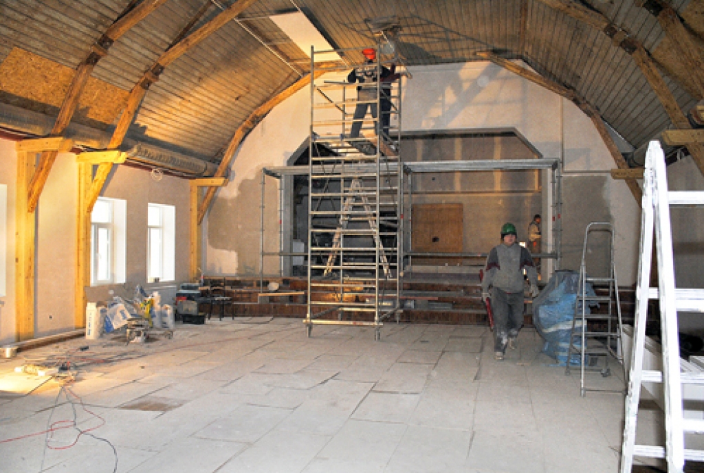 Pašlaik intensīvi turpinās pagājušā gada rudenī sāktais Bārbeles tautas nama zāles, vestibila, sanitāro telpu remonts.
Autors: Juris Iļņickis