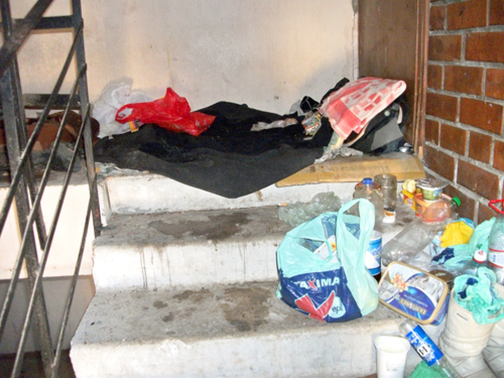 Pie bēniņu durvīm daudzdzīvokļu namā Salātu ielā 33 uzieta šāda bezpajumtnieku apmetne.
Autors: Kristaps Ābelnieks