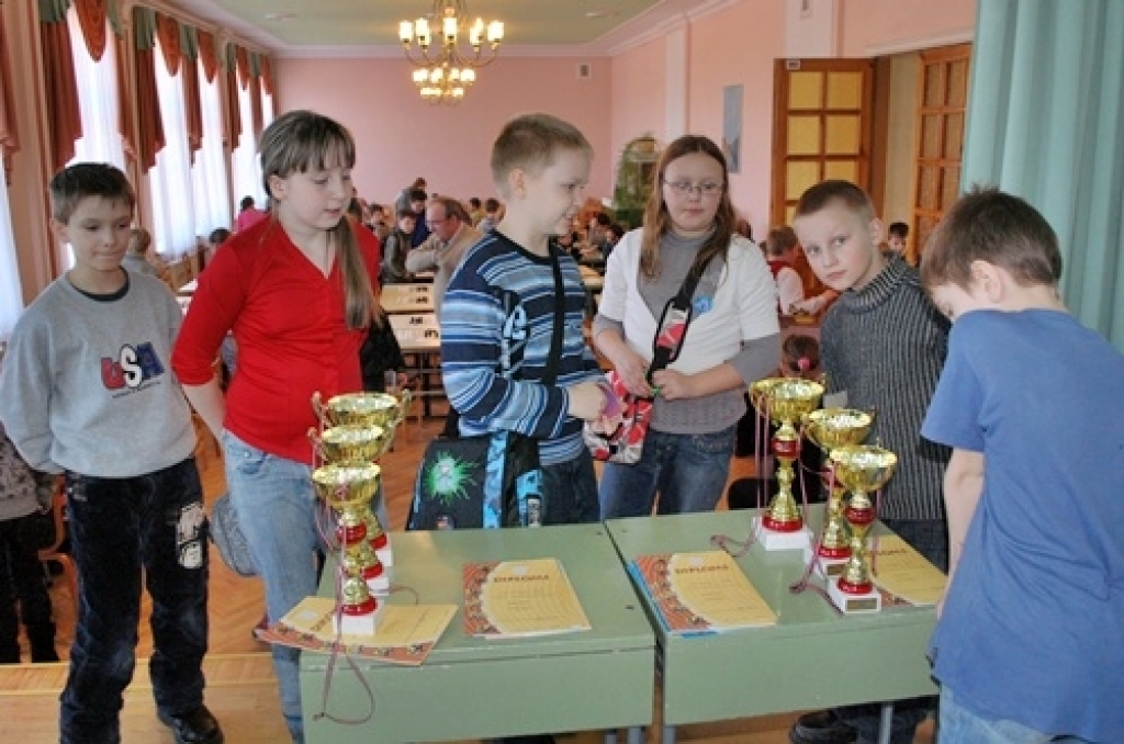 Ar Pilsrundāles vidusskolas meiteņu pārliecinošu uzvaru 16. martā noslēdzās Zemgales reģiona sporta spēles dambretē 1. – 5. klašu vecuma grupā. 
Bauskas pamatskolā pulcējās deviņas zēnu un astoņas meiteņu komandas. Kopā piedalījās 37 zēni...
Autors: Uldis Varnevičs