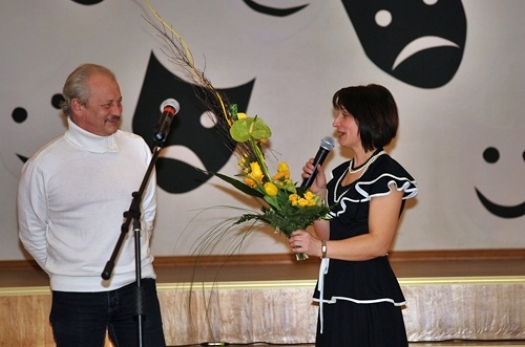 Codes pamatskolā bija ieradušās sešas trupas – teātra spēlētāji no Īslīces, Mežotnes internātvidusskolas, Bauskas Tautas teātra, Vecsaules, Codes un Jaunsaules. Katrs bija sagatavojis izklaidējošas, īsas lugas, kas smīdināja visus...
Autors: Uldis Varnevičs