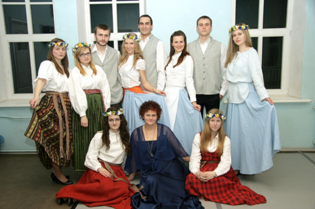 «Jandāla» dalībnieki 5. martā deju ansambļa 50 gadu jubileju atzīmēja koncertā Bauskas tautas namā. Cik azartiski viss noritēja, skatiet fotogrāfijās!