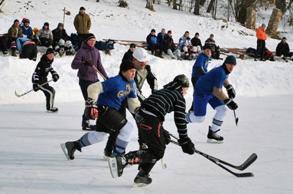 Ledus laukuma spēļu līdzjutēji un dalībnieki 26. februārī pulcējās Bauskas novada sporta bāzē, kur notika sporta centra «Mēmele» kausa izcīņa hokejā. Spēles hokeja laukumā notika līdz puspieciem vakarā. n «Gailīšu 1» komandai šoreiz nācās...
Autors: Uldis Varnevičs