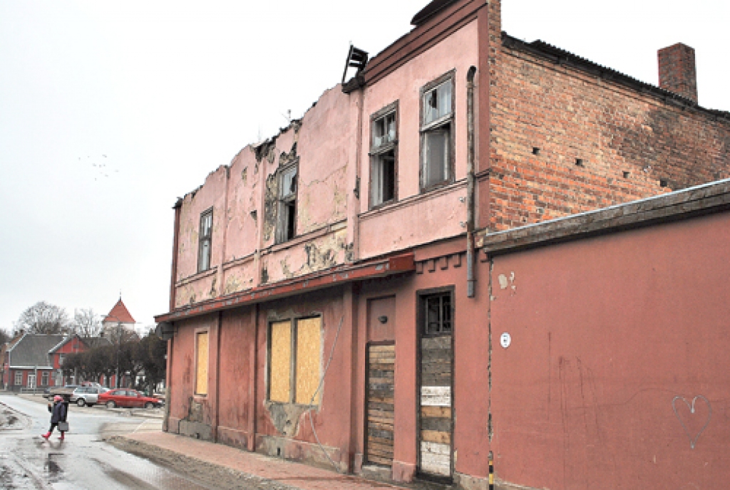 Nodegušais nams Pasta ielā Bauskā.