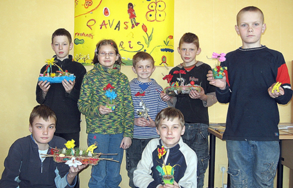 Bērsteles bibliotēkas jaunākie lasītāji savus darbiņus saudzīgi nesa uz mājām. 