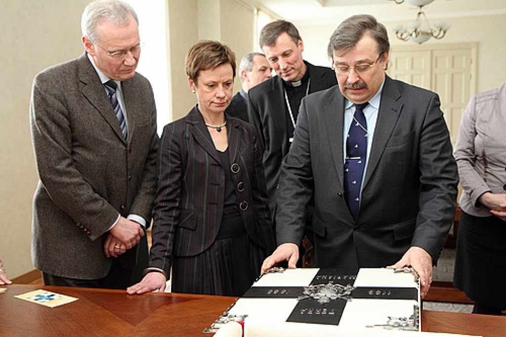 Sarmīte Ēlerte, Kultūras ministre, (otrā no kreisās) aplūko albuma «Terra Mariana» faksimilizdevumu. 