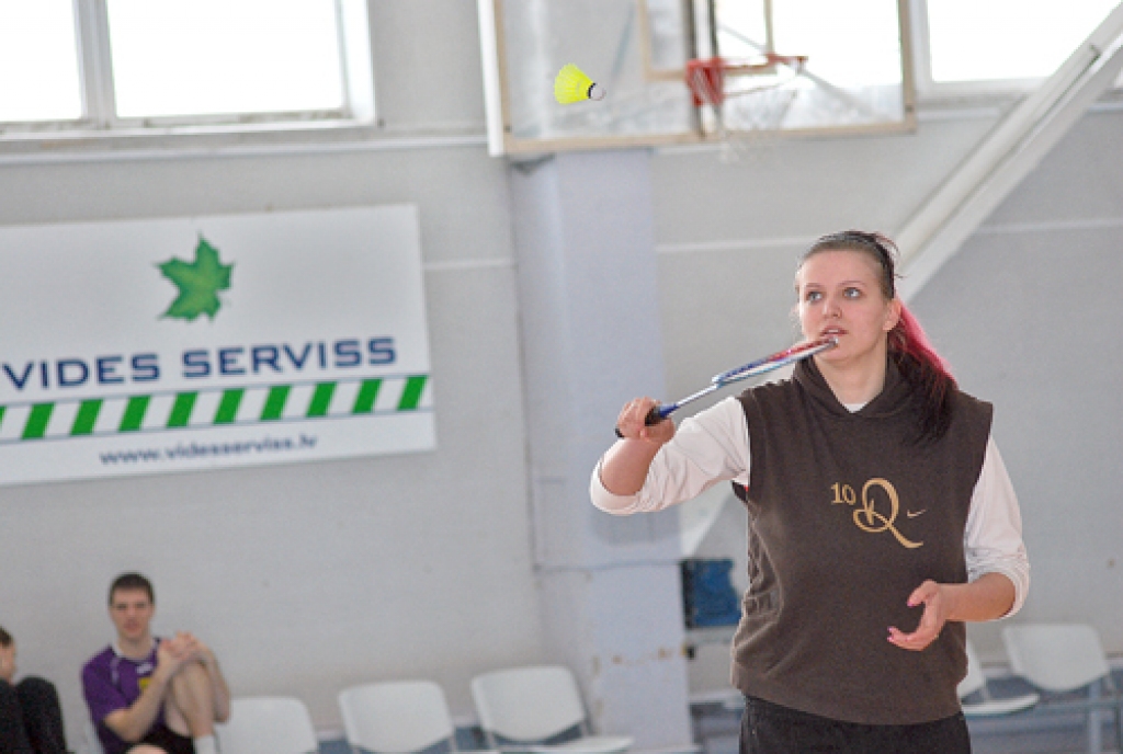 Baušķeniece Laura Pumpute spēlē pie mums maz redzēto badmintonu.