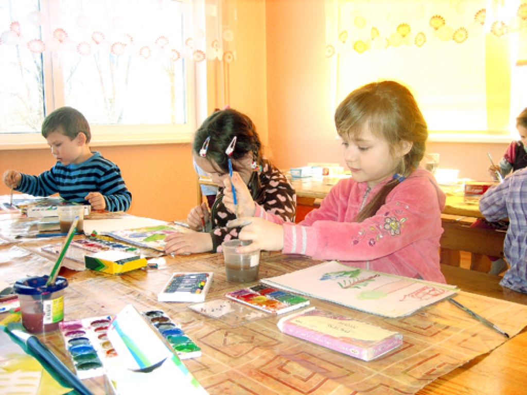 Katrs mazais mākslinieks strādāja ar paša izvēlētiem vizuālās mākslas rīkiem, radot apžilbinoši krāsainu darbu kopainu. 