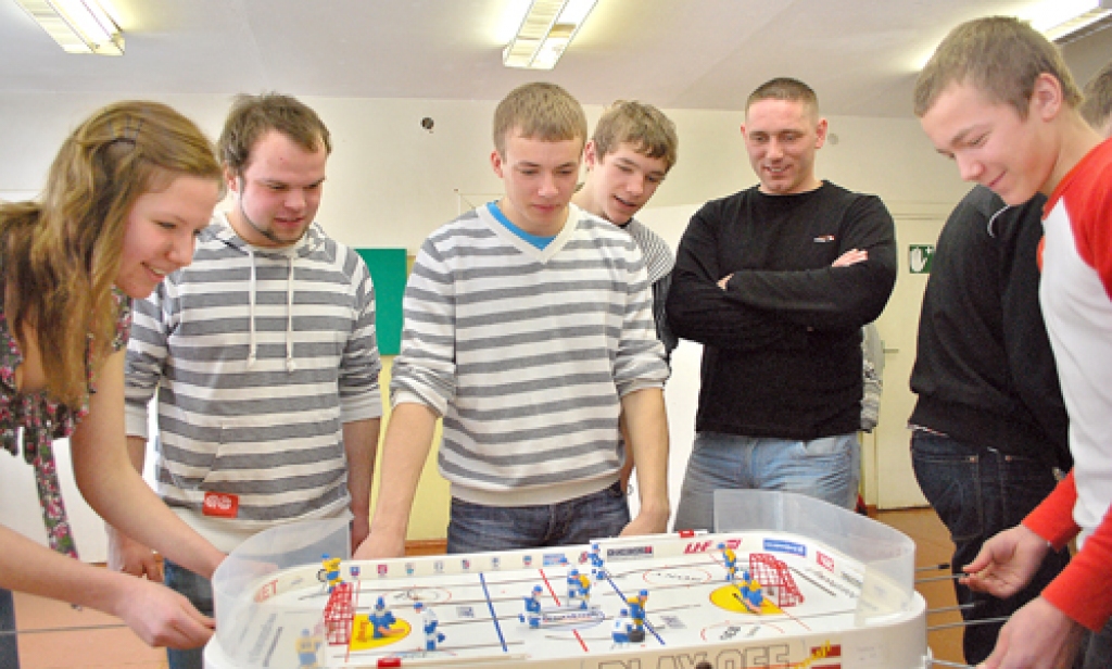 Galda hokeja spēlē tiekas vecsauliete Krista Skrējāne un mežotnieks Vladislavs Kuraševičs. 