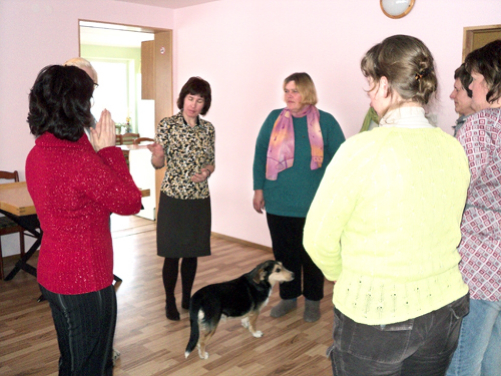 Psiholoģe Inga Grīnberga (otrā no kreisās) sarunu ar dāmām vienmēr noslēdz ar cita citai nodotiem laba vēlējumiem, šoreiz – visai vasarai. 