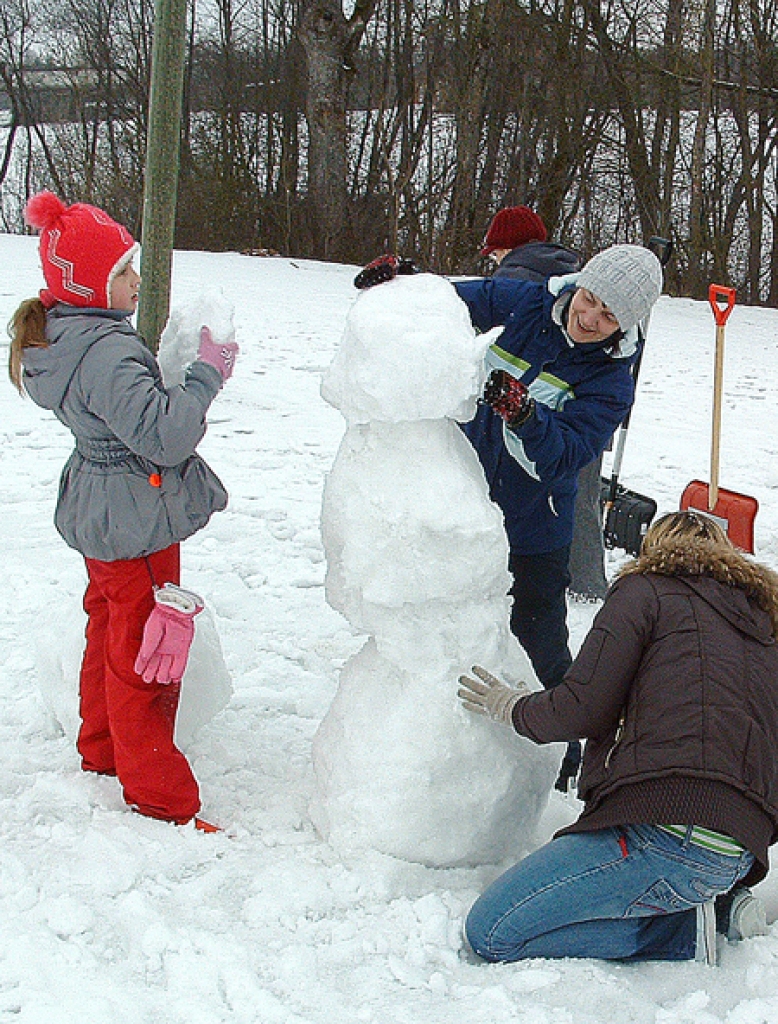 Sporta dienas dalībnieki, atvadoties no ziemas, izveidoja sniegavīru ģimeni. 