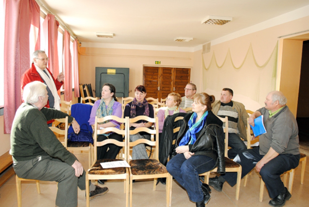 Rundāles novada zemnieku saiets nepulcēja daudz interesentu. Sapulcē runāja  arī novada domes priekšsēdētājs Aivars Okmanis (otrais no kreisās). 