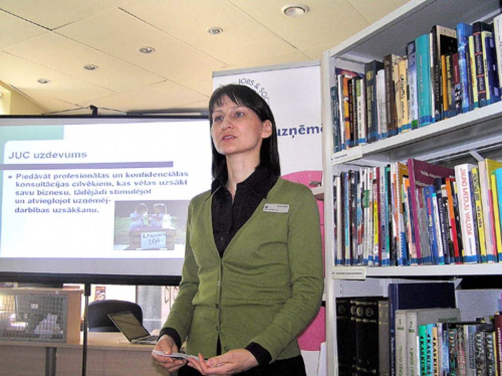 Renāte Meija, Jauno uzņēmēju centra biroja vadītāja. 