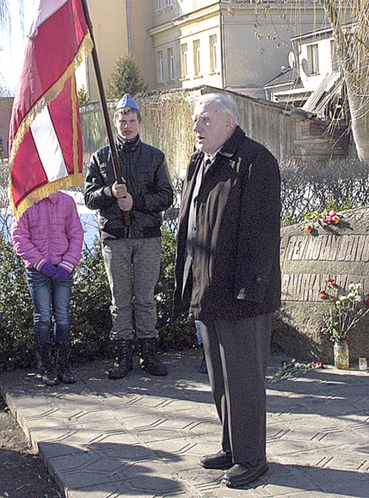Imants Zeltiņš, bijušais leģionārs, vadīja piemiņas pasākumu  16. martā Bauskā, godasardzē pie piemiņas zīmes stāvēja Griķu pamatskolas vanadzēni. 