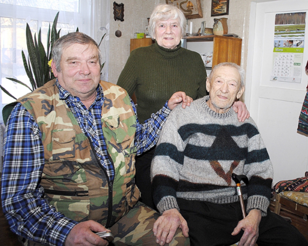 Jānis Sils (no labās) nespēj mierīgi nosēdēt mājās. Viņu uz medībām līdzi ņem dēls Arvīds, savukārt sieva Valija labprāt izvizina ar auto. 