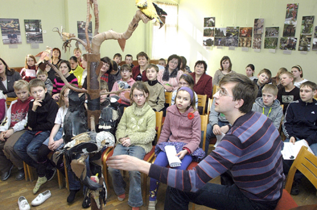 Ornitologs Viesturs Ķerus Bauskas bērnu un jauniešu centrā vispirms centās nosaukt audzēkņu darinātos mazos lidotājus. Vislabāk esot izdevies rubenis.