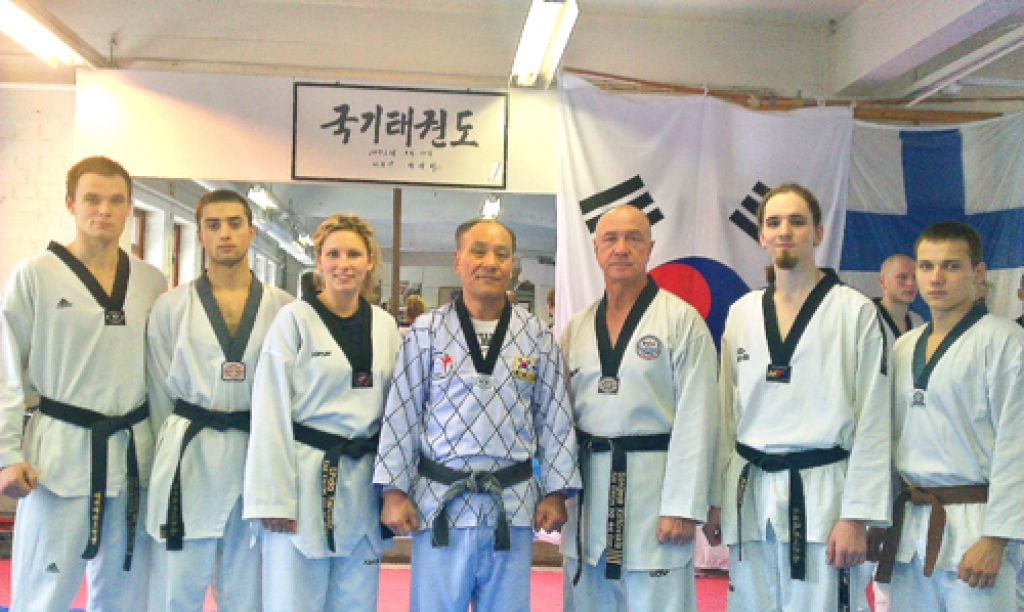 Bauskas kluba «SAM-KAN» sportistiem Mindaugam Tarvidam (no kreisās), Atvaram Velavam, Lindai Tarvidai, kā arī Nikam Gausiņam (no labās) un Aināram Knokam ir liela pieredze teikvondo, taču nodarbības kopā ar lielmeistaru un skolotāju Hvangu (vidū), tāpat kā baušķenieku trenerim Sergejam Kirtovskim (trešais no kreisās), sniedz jaunas atklāsmes.