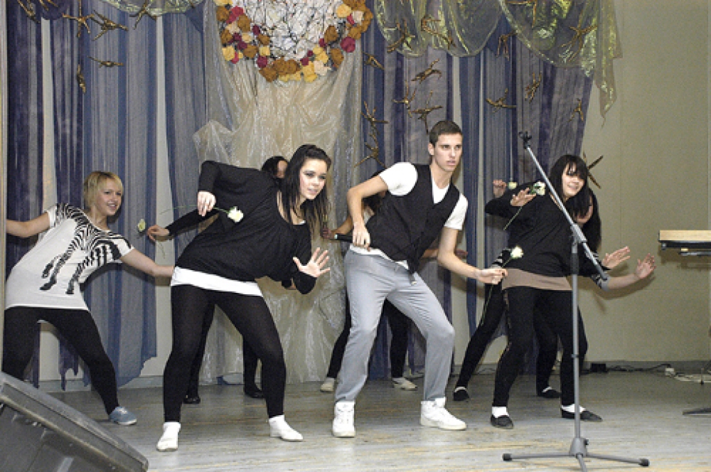 Īslīces vidusskolas 10. klases ansamblis konkursā ieguva 3. vietu. 