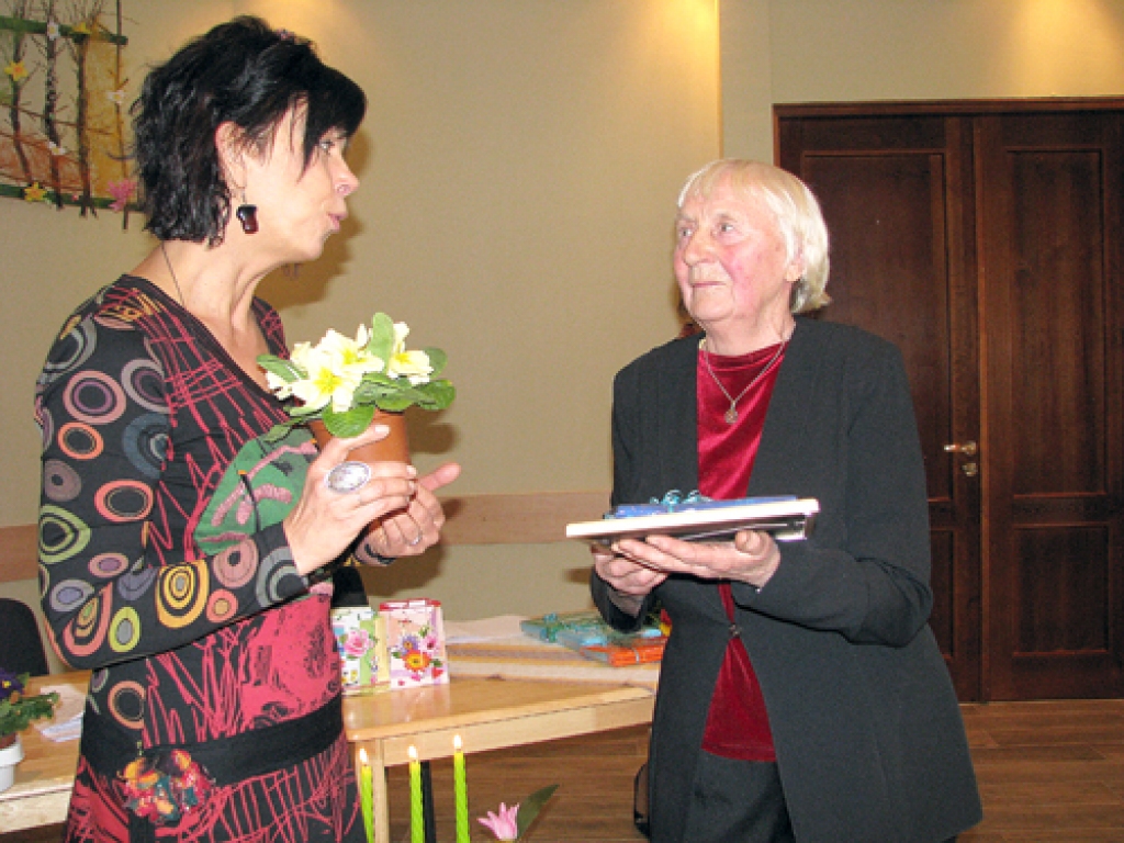 Rutai Segliņai (no labās) balvu par entuziasmu pasniedz Aina Poiša. 