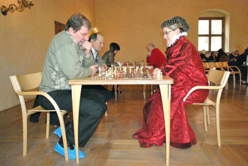 Pie šaha galdiņa ar lielmeistari Ilzi Bērziņu tiekas Māris Zvans (no kreisās) un Uldis Bušs. 