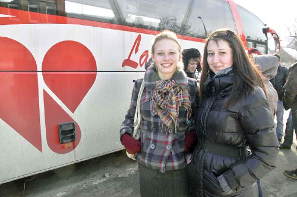 Iecavas vidusskolnieces Sintija Birze (no kreisās) un Valentīna Udovenko par donorēm kļuvušas pirmo reizi un gatavas asinis nodot arī turpmāk.