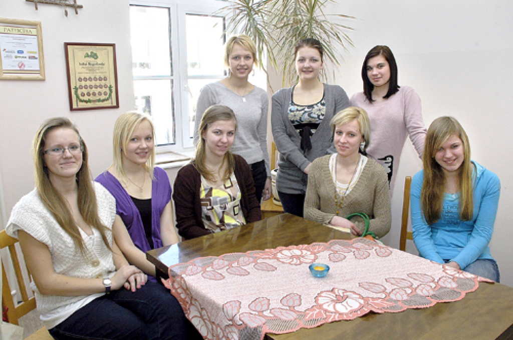 Īslīces mācību firmu «Pūcīte» un «Savējie» dalībnieces – Kristīne Gailiša (no kreisās), Signija Dimitrijeva, Zane Zentele, Lineta Kavosa, Megija Madara Kāle, Baiba Citoviča, Nadina Smilga un Linda Krūmiņa. 