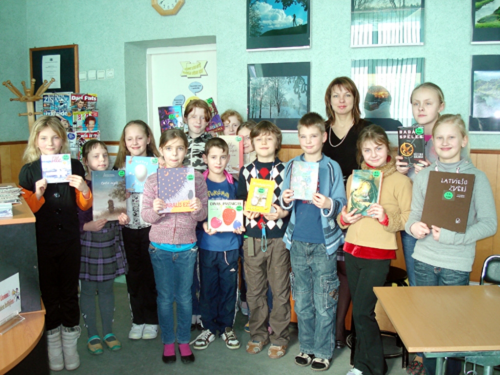 Bauskas 1. vidusskolas «Bērnu žūrijas» eksperti un bibliotekāre Dace Šķirpo. 