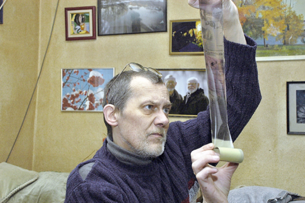 Guntis Šlosbergs pirms vecās fotofilmiņas attīstīšanas bijis manāmi satraucies. Procesam beidzoties, ar veikumu viņš bija apmierināts. 