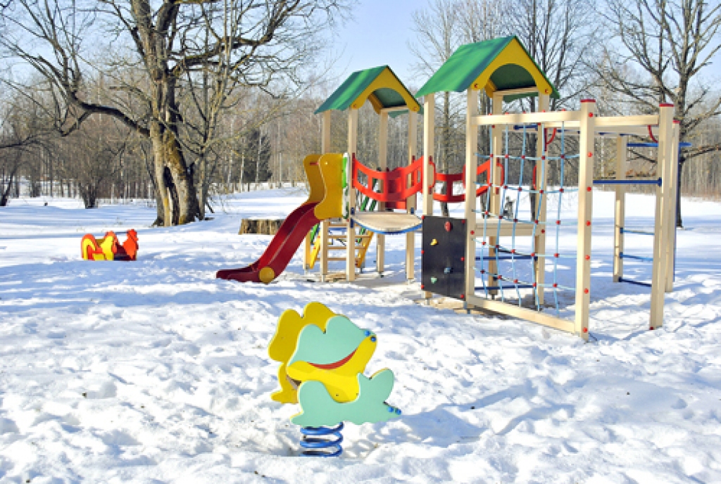 Stelpes pamatskolas jaunais bērnu rotaļu laukums vēl atrodas sniega kupenās, taču siltajā gadalaikā jaunāko klašu skolēni tajā pavada katru starpbrīdi. 