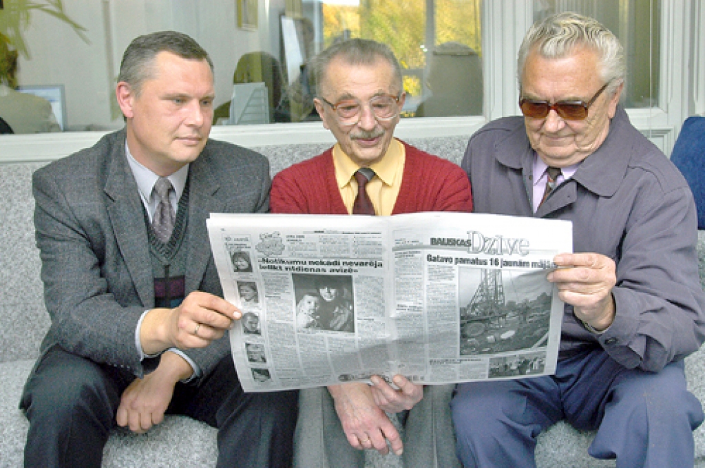 Krustvārdu mīklu autori. Jāzeps Širvis (no kreisās) ir izveidojis paša gudroto krustvārdu mīklu banku. Zigurdu Niedrīti nav biedējušas jaunākās tehnoloģijas un viņš iemācījies «datorvalodu». Ilmārs Kugrēns sacer un risina krustvārdu mīklas un pārmaiņas pēc kombinē sausos augus. 