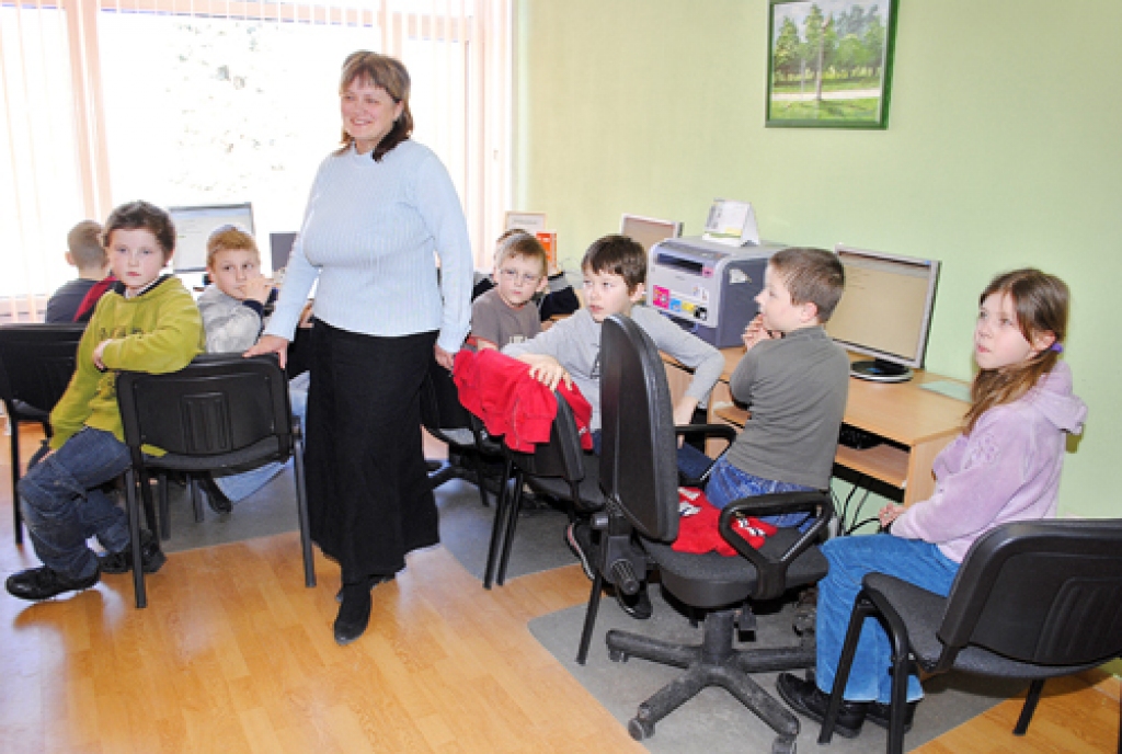 Misas bibliotēkas vadītāja Sarmīte Šlikaite un datora lietotāju visjaunākās paaudzes pārstāvji praktiskā nodarbībā.