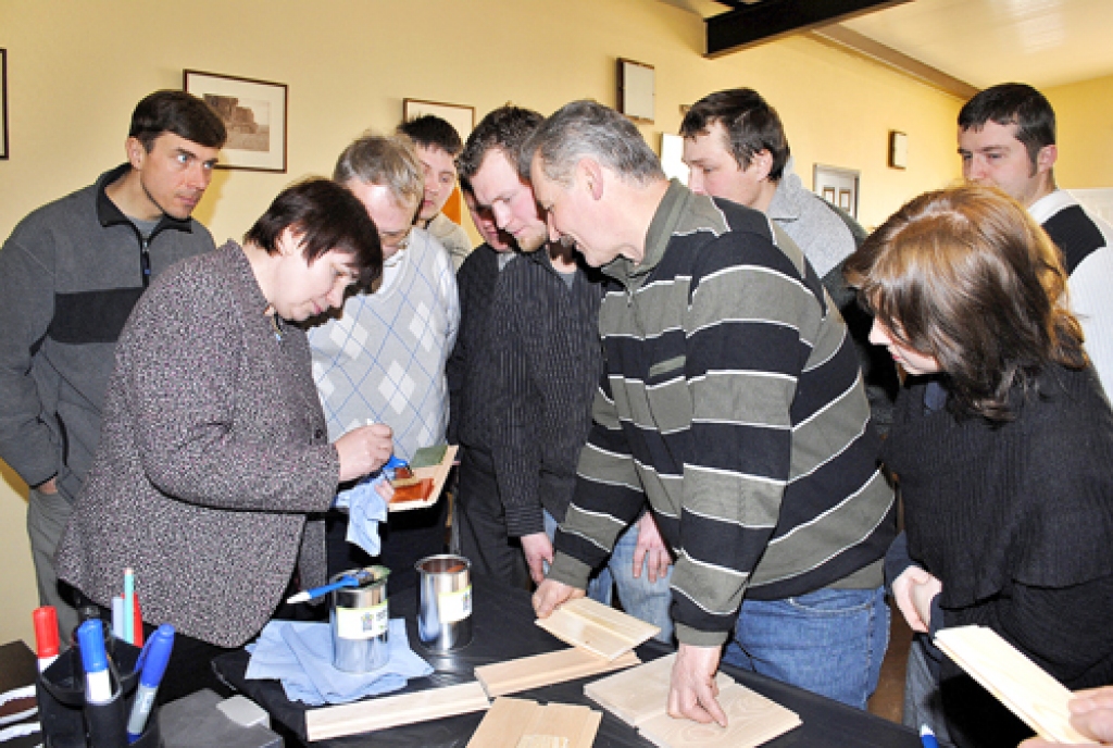 Aina Savicka (no kreisās), SIA «Linum Color» speciāliste, semināra dalībniekiem demonstrē lineļļas beiču dažādu toņu paraugus.Aina Savicka (no kreisās), SIA «Linum Color» speciāliste, semināra dalībniekiem demonstrē lineļļas beiču dažādu toņu paraugus.